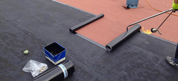 Rénova'tech 974 : votre artisan couvreur dans l'île de la réunion 974 : Réparation, entretien toiture en tôle, couverture, pose de gouttières, Nettoyage, démoussage toit tôle, traitement de la rouille, étanchéité, resserrage de boulons et peinture hydrofuge toiture, ravalement peinture façade, nettoyage des extérieurs.