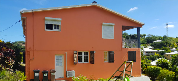 Rénova'tech 974 : votre artisan couvreur dans l'île de la réunion 974 : Réparation, entretien toiture en tôle, couverture, pose de gouttières, Nettoyage, démoussage toit tôle, traitement de la rouille, étanchéité, resserrage de boulons et peinture hydrofuge toiture, ravalement peinture façade, nettoyage des extérieurs.