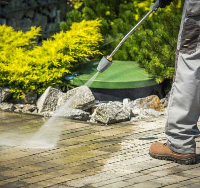 Ravalement façade - Rénova'tech 974 Peintre dans l'île de la réunion 974 : Nettoyage et traitement anti-mousse façade. Ravalement peinture façadeboiserie et ferronnerie. Nettoyage des extérieurs. Nettoyage allée, dallage, terrasse, muret, portail …